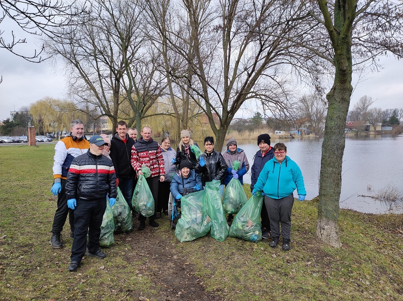 Drużyna Śds biorąca udział w akcji wraz z p. kierownik Magdaleną Wnuk