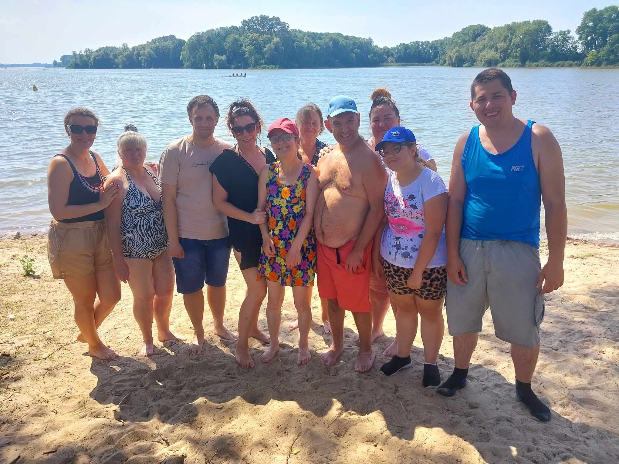 Uczestnicy na plaży z opiekunami Uczestnicy na plaży z opiekunami