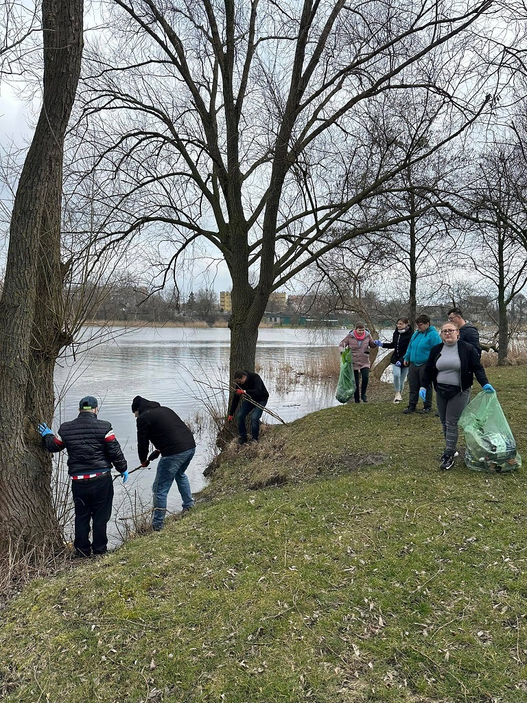 porządkujemy brzeg naszego jeziora podczas akcji Tydzień dla Gopła