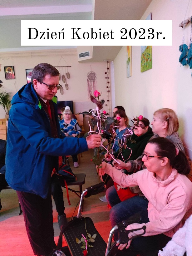 Kwiaty dla wszystkich kobiet w Naszym domu od władz miasta Pana Burmistrza Kruszwicy Dariusza Witczaka