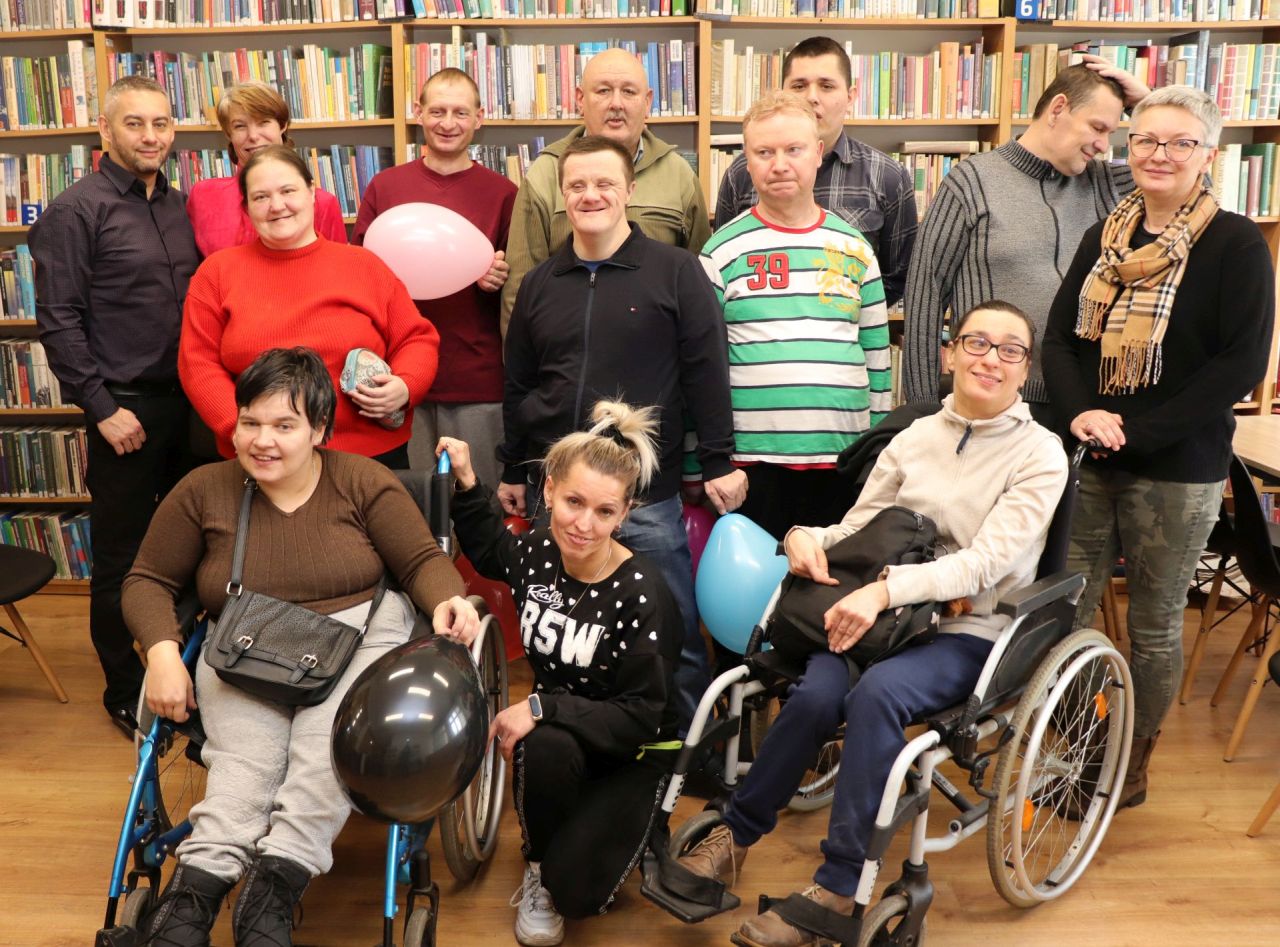 Grupa uczestników w Bibliotece