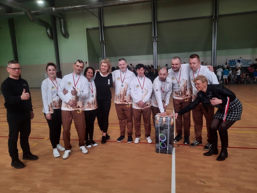 Dumna drużyna z medalami i nagrodą