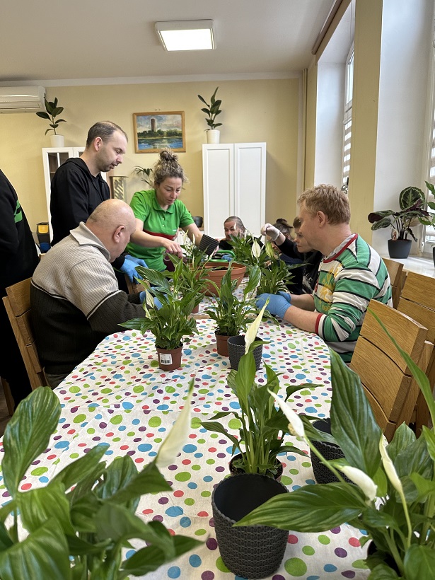 wspólne sadzenie kwiatków podczas akcji Dzieciaki Sadzeniaki