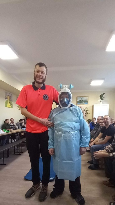 pan Piotr ratownik medyczny z naszym uczestnikiem Pawłem w pełnym stroju Covidowym