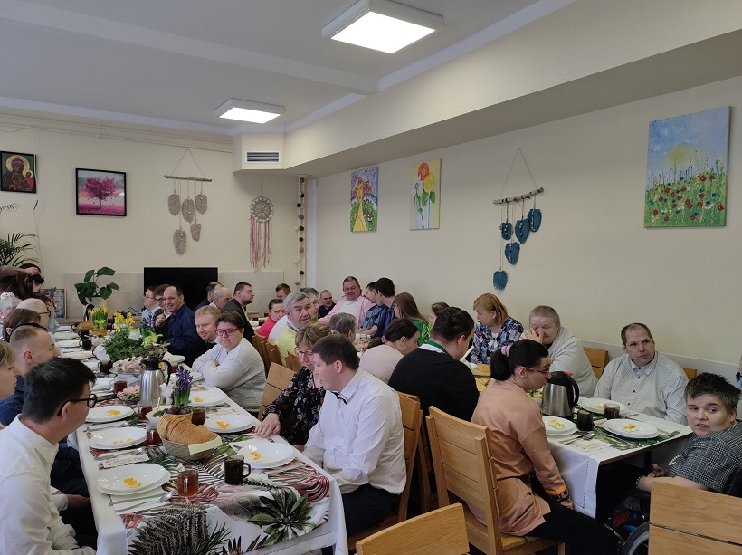 Uczestnicy podczas śniadania wielkanocnego